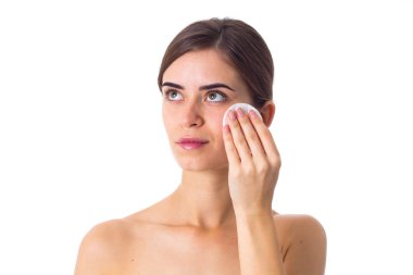 Pamuk tamponlarla kullanan genç kadın