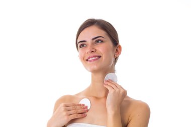 Pamuk tamponlarla kullanan genç kadın