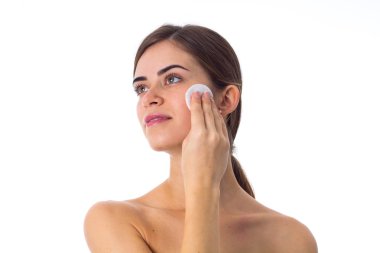 Pamuk tamponlarla kullanan genç kadın