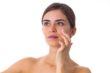 Krem kullanan genç kadın