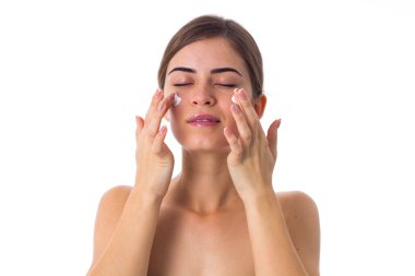 Krem kullanan genç kadın