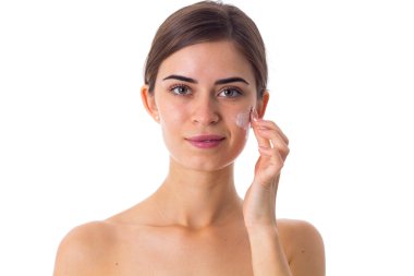 Krem kullanan genç kadın