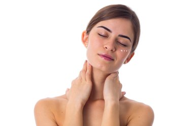 At kuyruğu ve noktalar krem yüzünde olan kadın