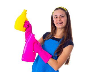 Kadın bir deterjan tutan önlük