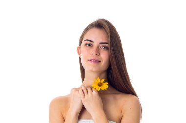 Genç kadın uzun saçlı sarı çiçek tutan