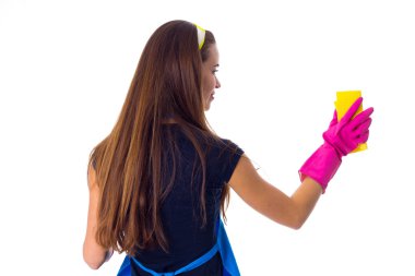 Kadın bir toz bezi kullanarak önlük