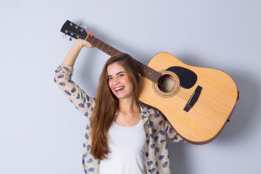 bir gitar tutan genç kadın