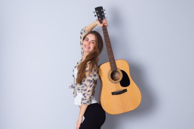 bir gitar tutan genç kadın