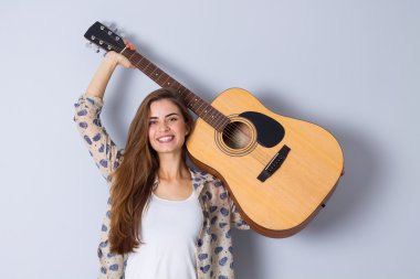 bir gitar tutan genç kadın