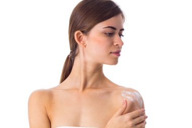 Krem kullanan genç kadın