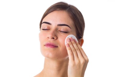 Pamuk tamponlarla kullanan genç kadın