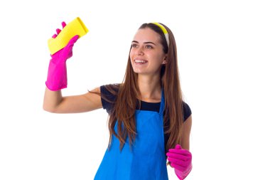 Kadın bir toz bezi kullanarak önlük