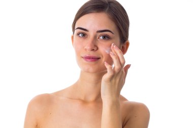 Krem kullanan genç kadın