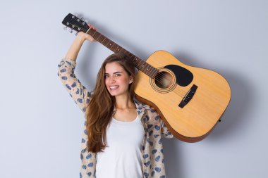 bir gitar tutan genç kadın