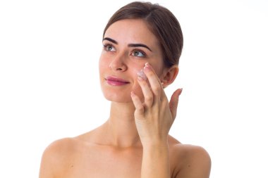 Krem kullanan genç kadın