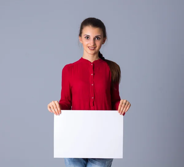 Frau mit weißem Blatt Papier — Stockfoto