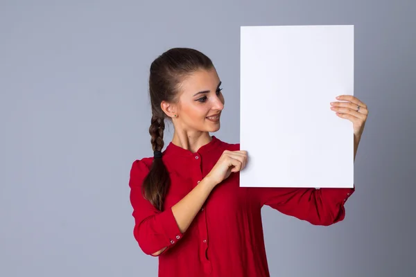 Vrouw met wit vel papier — Stockfoto