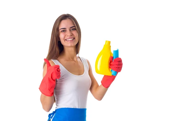 Mulher segurando espanador e detergente — Fotografia de Stock