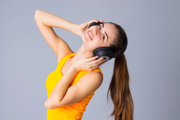 Mujer joven en auriculares —  Fotos de Stock