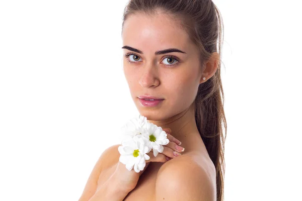 Giovane donna che tiene fiori bianchi — Foto Stock