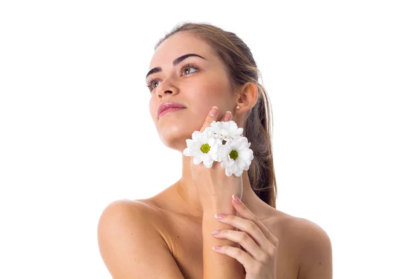 Mujer joven sosteniendo flores blancas —  Fotos de Stock