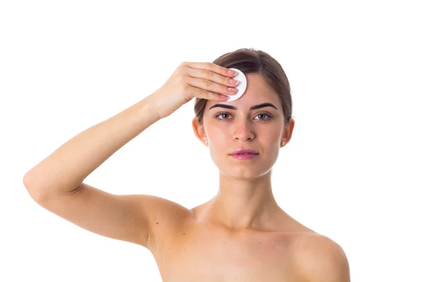 Jovem mulher usando almofadas de algodão — Fotografia de Stock