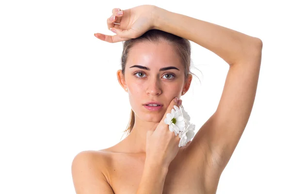 Mujer joven sosteniendo flores blancas —  Fotos de Stock