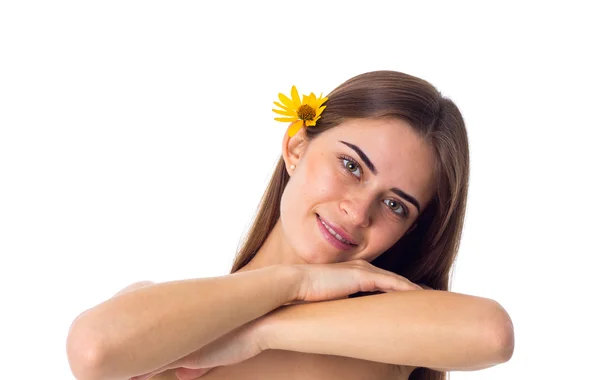 Mujer joven con flor amarilla en el pelo — Foto de Stock