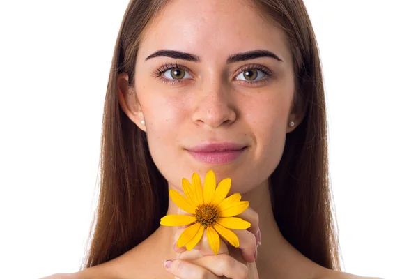 Mladá žena s dlouhými vlasy drží žlutý květ — Stock fotografie