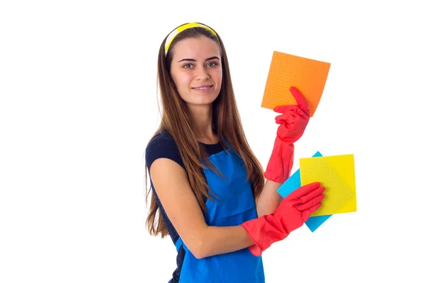 Vrouw in bedrijf stofdoeken schort — Stockfoto