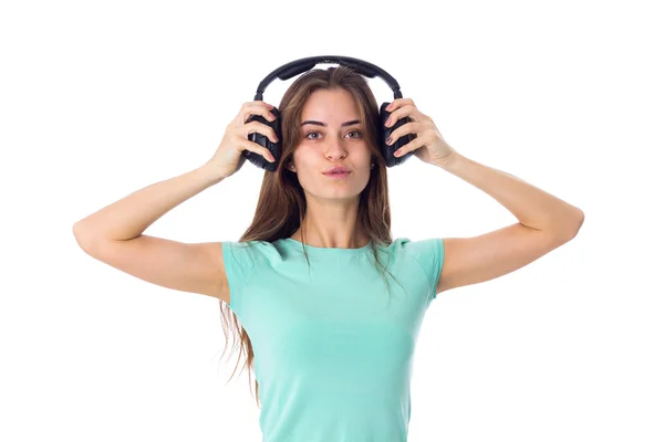 Jovem mulher em fones de ouvido — Fotografia de Stock