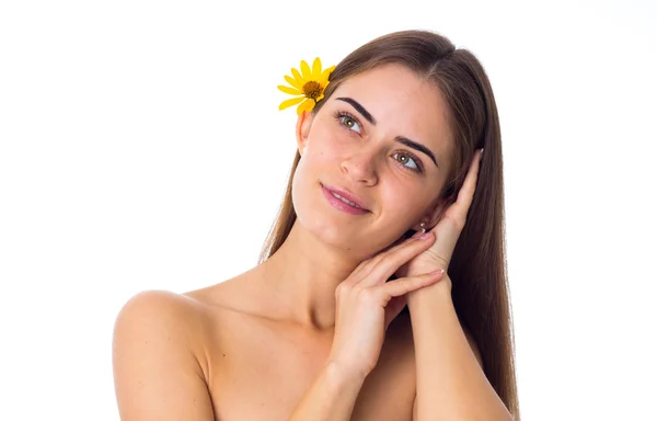 Mujer joven con flor amarilla en el pelo — Foto de Stock