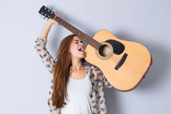 Mladá žena drží kytara — Stock fotografie
