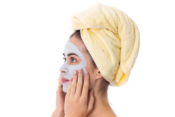 Žena s ručníkem na hlavě a kosmetická maska na obličej — Stock fotografie