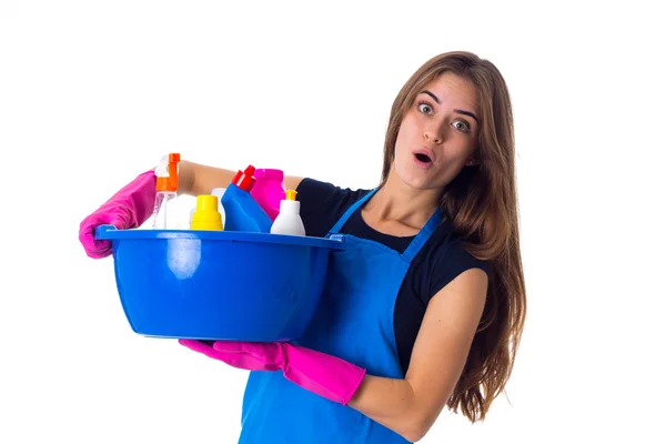 Mujer sosteniendo cosas de limpieza en el lavabo — Foto de Stock