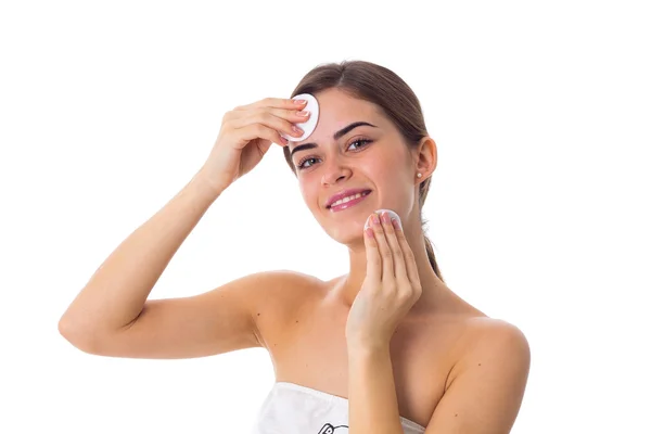 Jovem mulher usando almofadas de algodão — Fotografia de Stock