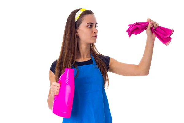 Mujer en delantal sosteniendo guantes y detergente — Foto de Stock