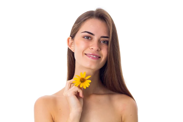Jovem com cabelo comprido segurando flor amarela — Fotografia de Stock