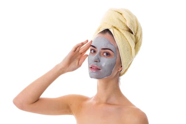 Törölköző, a fej és a kozmetikai maszk az arcán nő — Stock Fotó