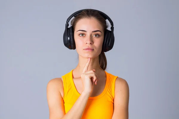 Mujer joven en auriculares —  Fotos de Stock