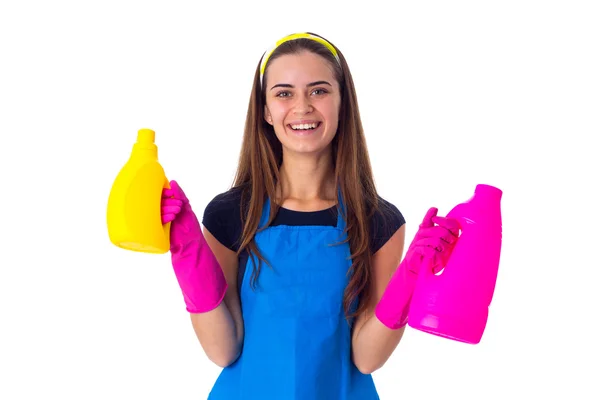 Mujer en delantal sosteniendo detergentes — Foto de Stock