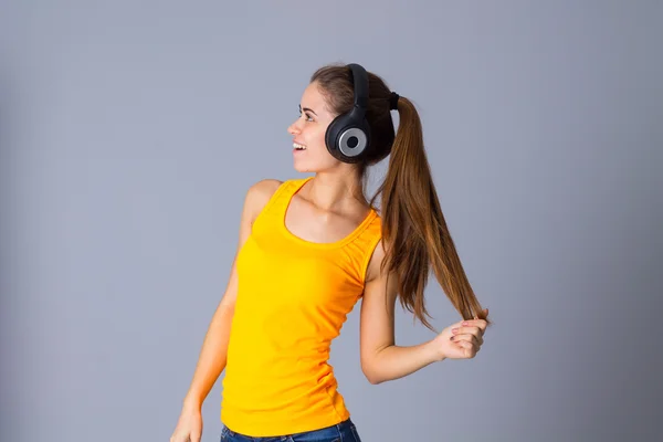 Mujer joven en auriculares — Foto de Stock