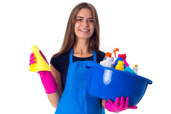 Mujer sosteniendo cosas de limpieza en el lavabo — Foto de Stock