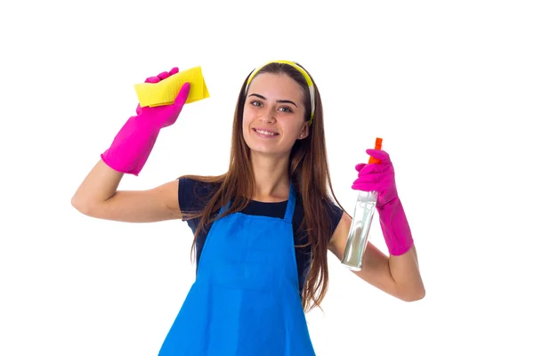 Frau hält Waschmittel und Staubwedel in der Hand — Stockfoto