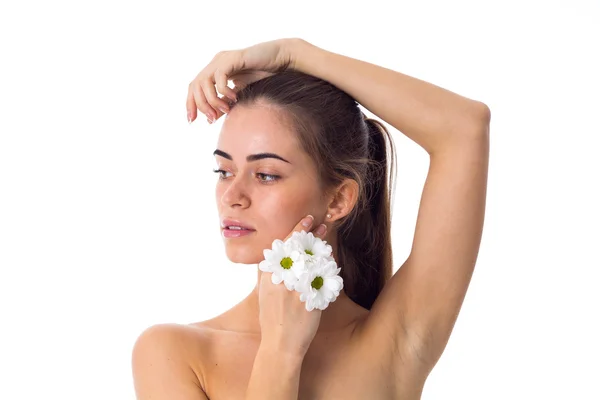 Junge Frau mit weißen Blumen — Stockfoto