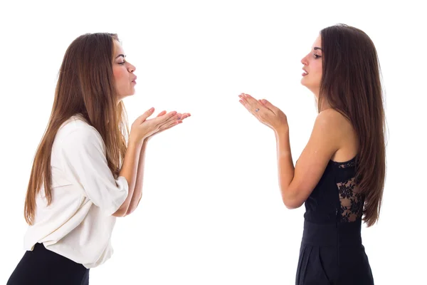 空気のキスを送信する 2 人の女性 — ストック写真