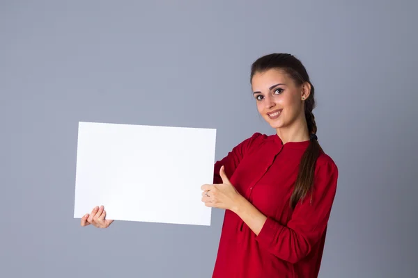 Mulher segurando folha branca de papel — Fotografia de Stock