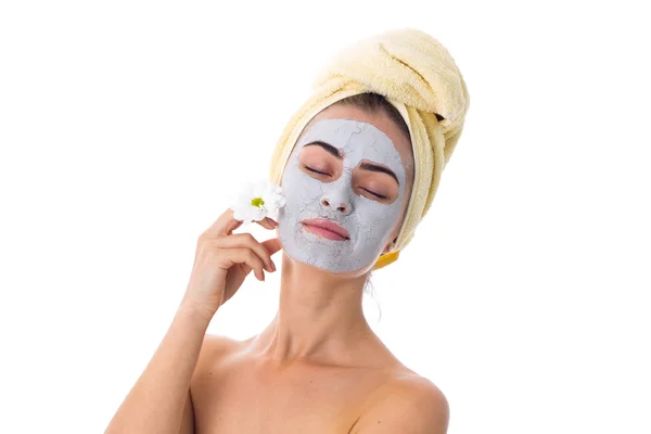Kvinna med handduk på hennes huvud och kosmetiska mask på hennes ansikte — Stockfoto