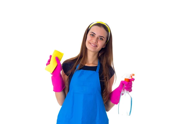 Frau hält Waschmittel und Staubwedel in der Hand — Stockfoto