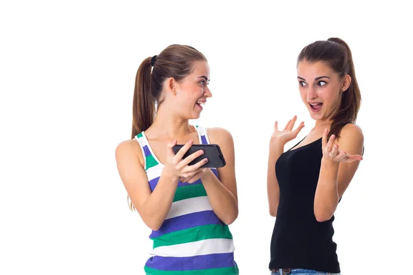 Två unga kvinnor med smartphone — Stockfoto